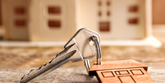 Image of a wooden house and some house keys