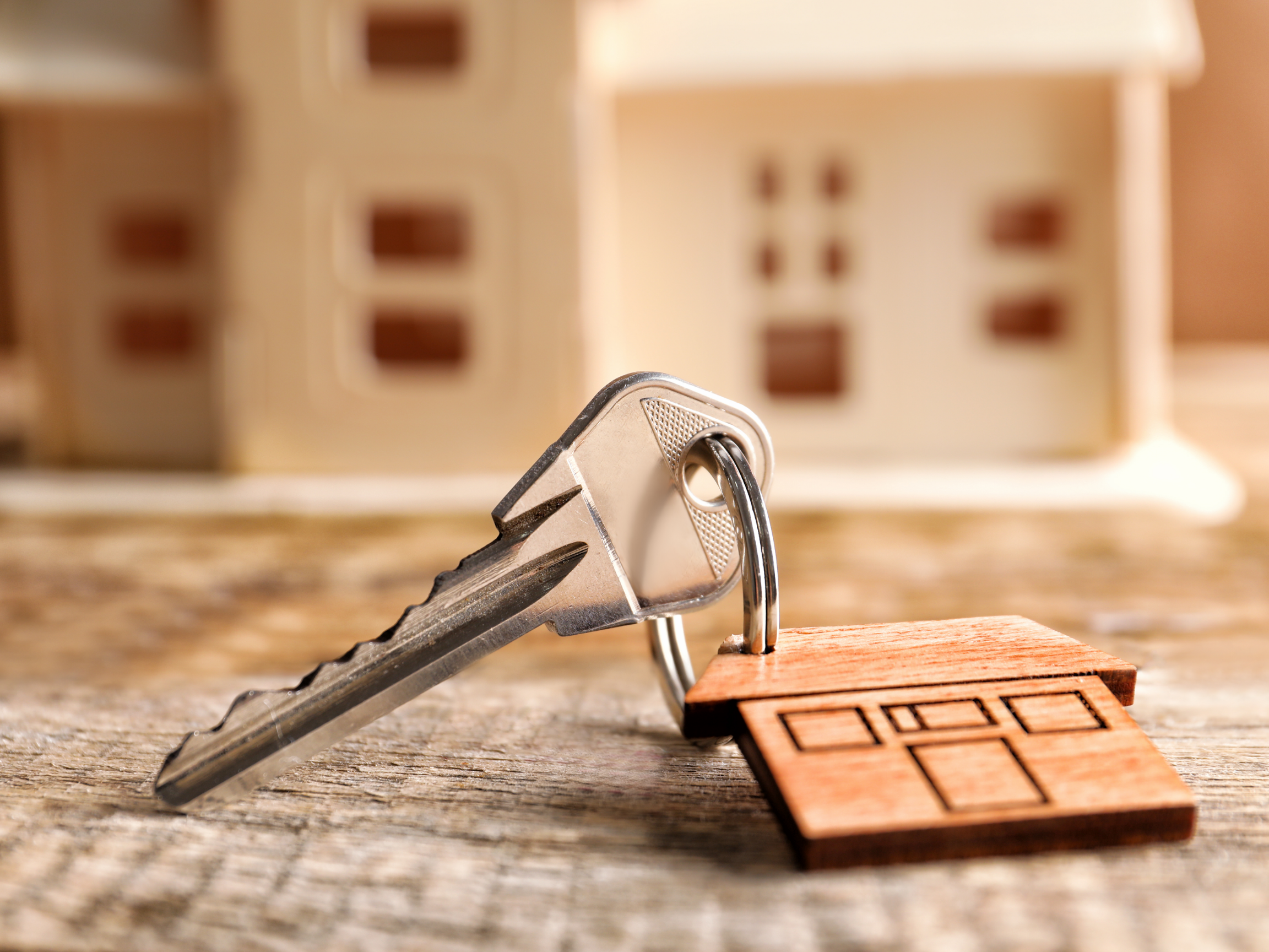 Image of a wooden house and some house keys